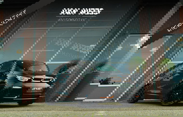Foto van BMW i3s RoadStyle Edition 120Ah 42 kWh | NL auto | BTW auto | Dakraam | Harman Kardon | Camera | 20 inch | Stoelverwarming | DAB | N