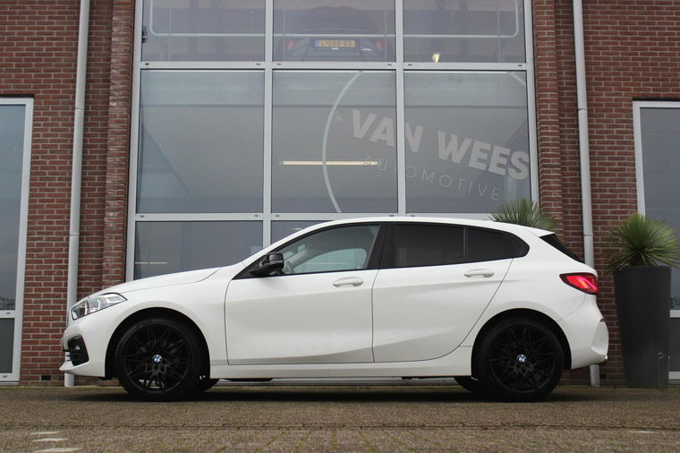 BMW 1-serie 118i F40 Executive Edition | Automaat | 1e eigenaar | NL auto | BTW auto | LED | Carplay | DAB | Sportstuur |