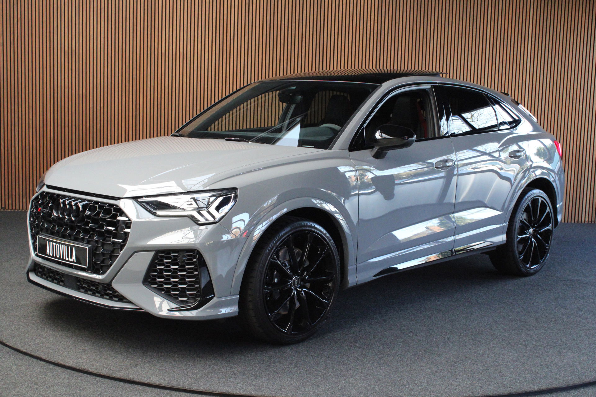 Foto van Audi RSQ3 Sportback