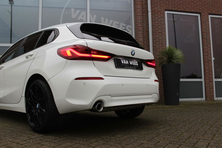 BMW 1-serie 118i F40 Executive Edition | Automaat | 1e eigenaar | NL auto | BTW auto | LED | Carplay | DAB | Sportstuur |