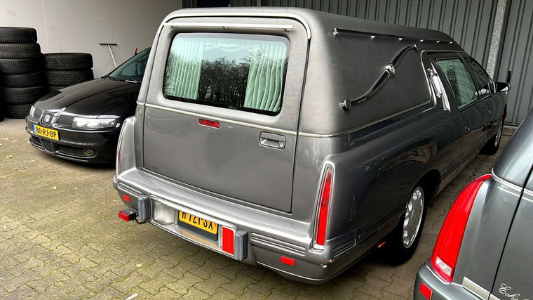 Cadillac Rouwauto || Begrafenisauto || Lijkwagen 4.6 Automaat. In bijzonder nette staat, perfect onderhouden, Northstar V8 motor, lage