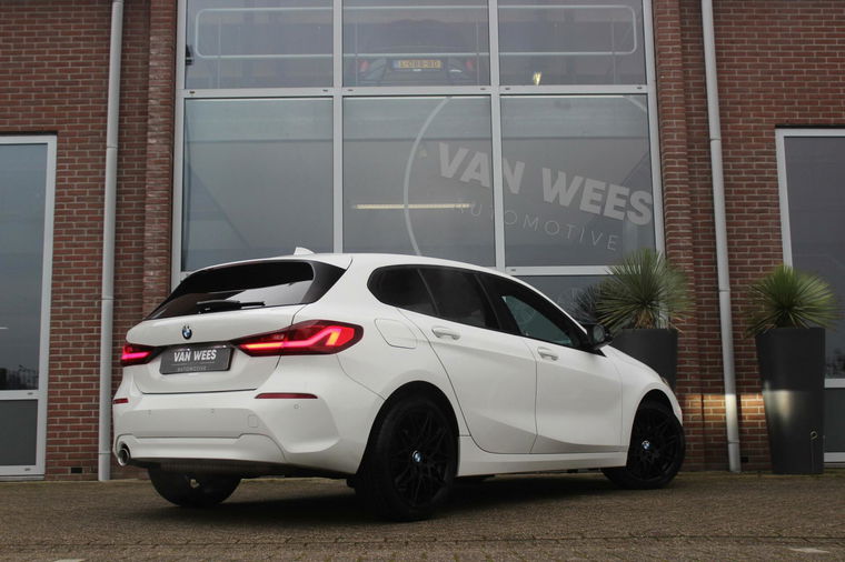 BMW 1-serie 118i F40 Executive Edition | Automaat | 1e eigenaar | NL auto | BTW auto | LED | Carplay | DAB | Sportstuur |