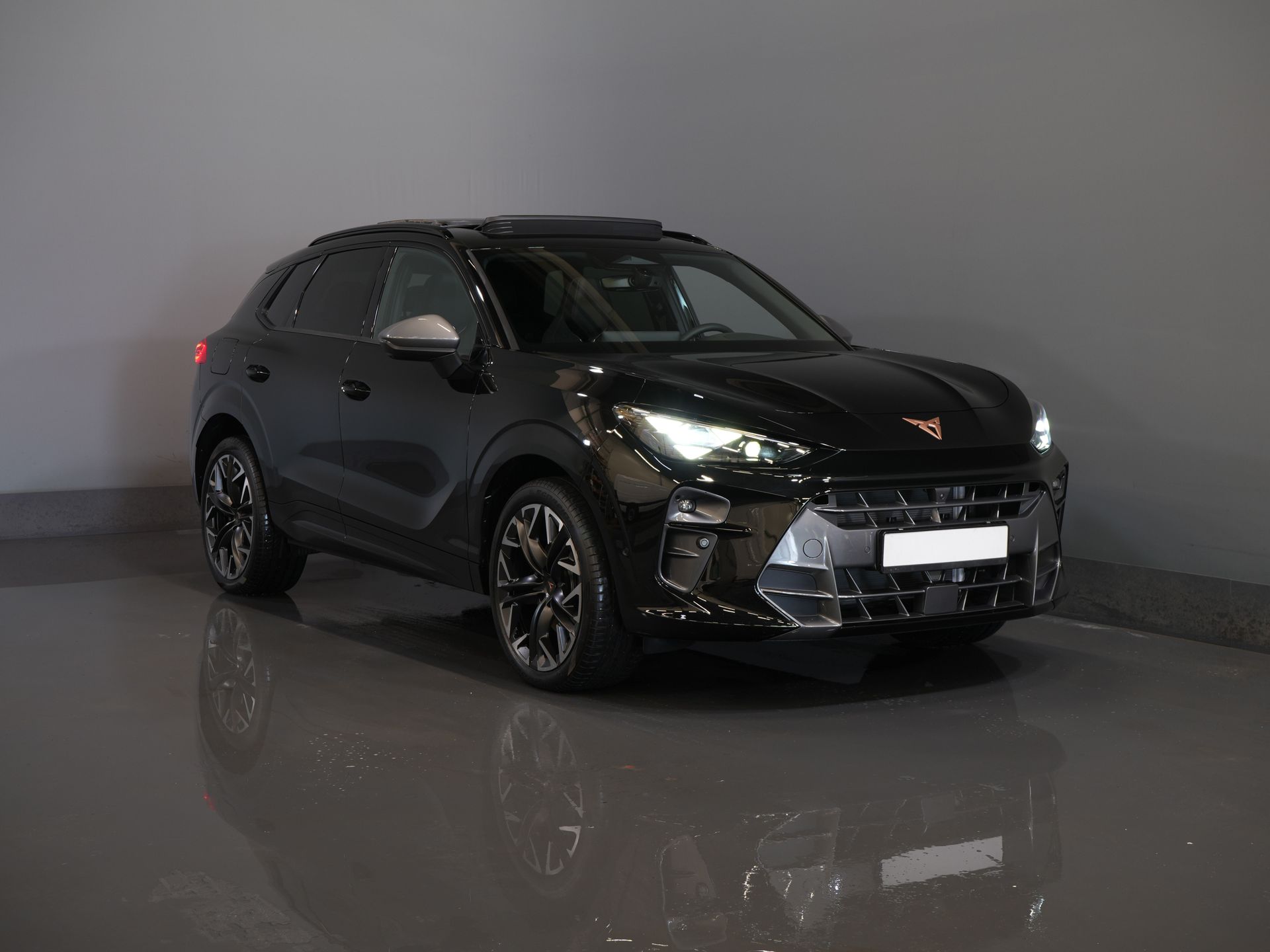 CUPRA Terramar 1.5 TSI e-Hybrid 272 pk VZ Limited Pano/ Elek.Trekhaak/ Sennheiser/ 360 Camera/ Matrix/ Snellader/ Elek.klep/ Head-up/ Memory/ Standkachel/ Stoelverw./ Carplay/ Adapt.Cruise/ PDC/ 20'' LMV