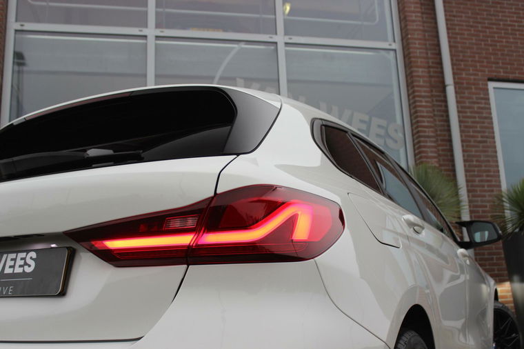 BMW 1-serie 118i F40 Executive Edition | Automaat | 1e eigenaar | NL auto | BTW auto | LED | Carplay | DAB | Sportstuur |