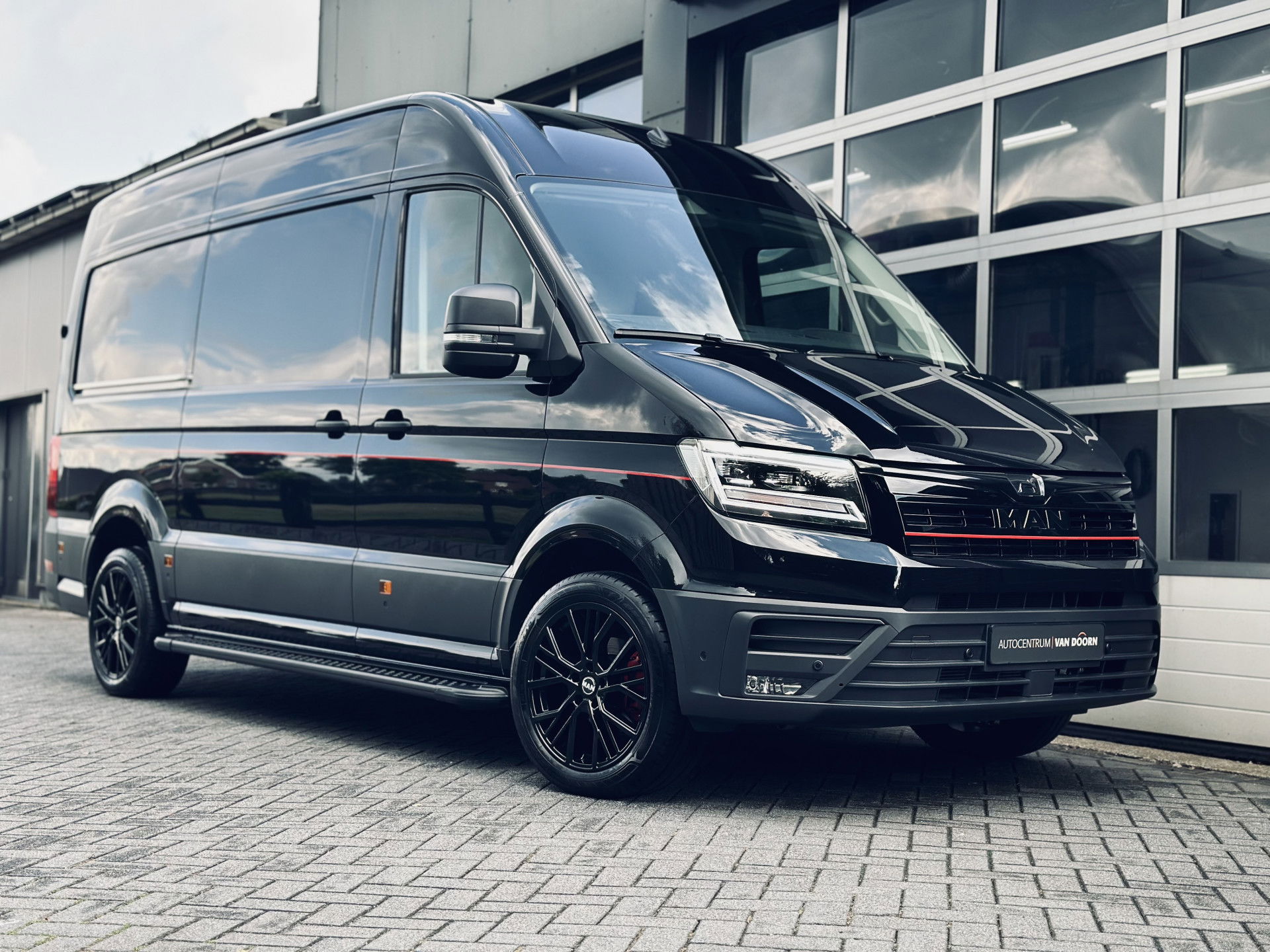 Foto van MAN TGE 3.180 | 2024 | Automaat | L3H3 | 2x Schuifdeur | Exclusive | LED | Climatronic | Camera |