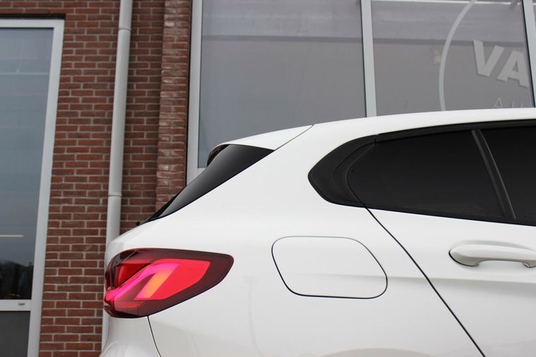 BMW 1-serie 118i F40 Executive Edition | Automaat | 1e eigenaar | NL auto | BTW auto | LED | Carplay | DAB | Sportstuur |