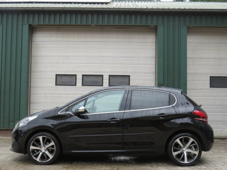 Peugeot 208 foto 1