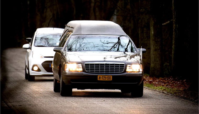 Cadillac Rouwauto || Begrafenisauto || Lijkwagen 4.6 Automaat. In bijzonder nette staat, perfect onderhouden, Northstar V8 motor, lage