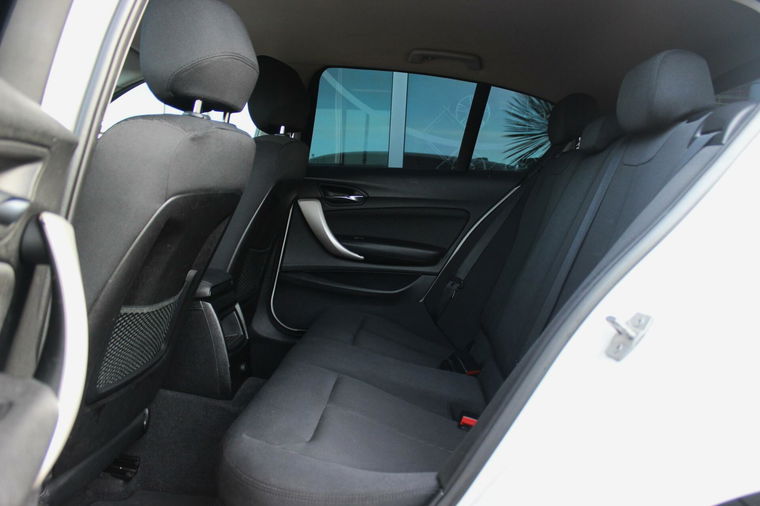 BMW 1-serie 116i F20 Essential Facelift 5-deurs | NL auto | Sportstuur | PDC | Navi | Cruise-control | NAP | Alpinweiss |