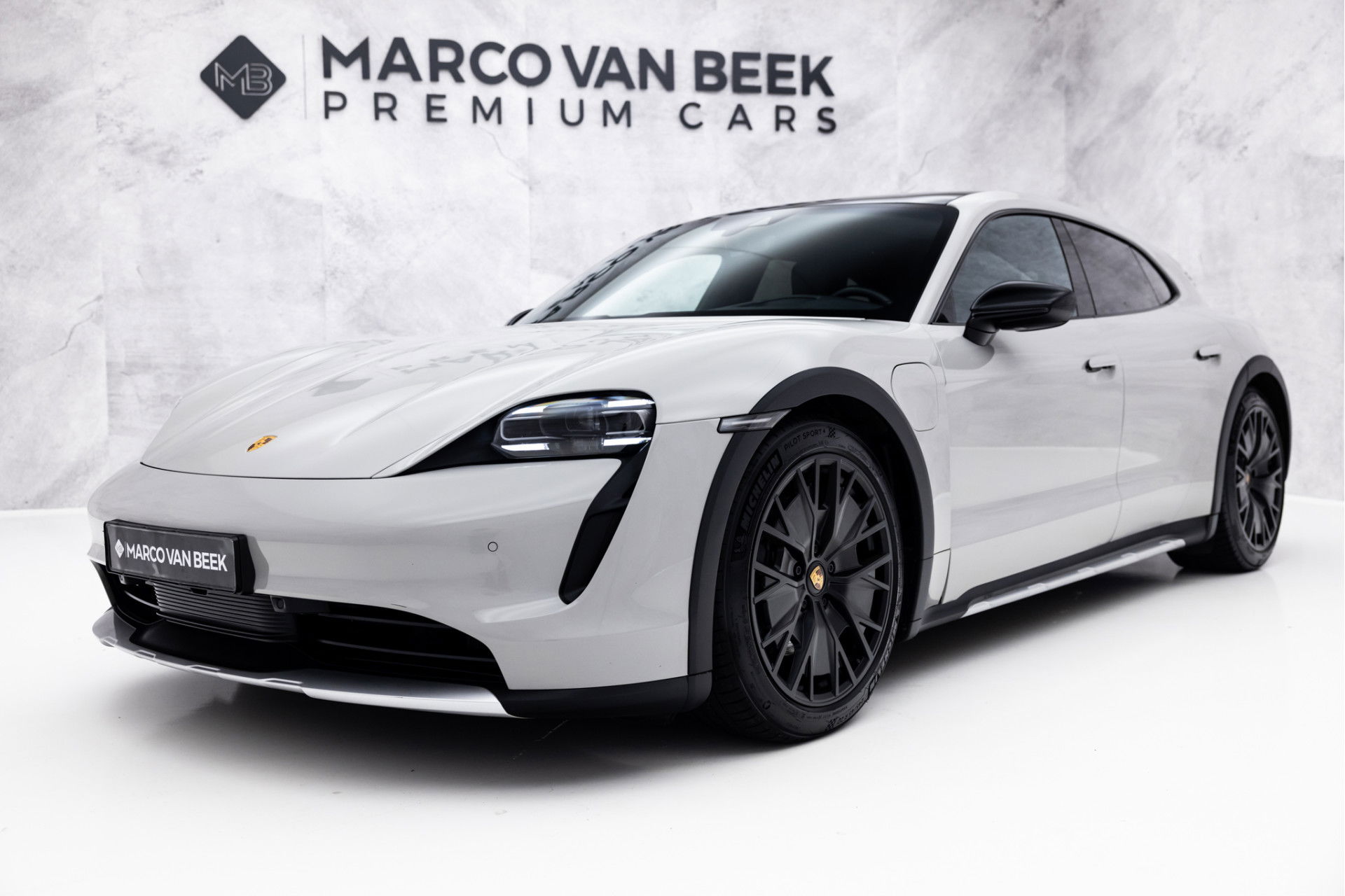 Foto van Porsche Taycan Cross Turismo