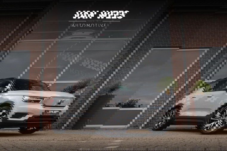 Foto van Volvo XC40 Recharge Plus | 1e eigenaar | NL auto | 20 inch | LED | DAB | Camera | Carplay | Stuur+voorruit verwarming | Half leder | S