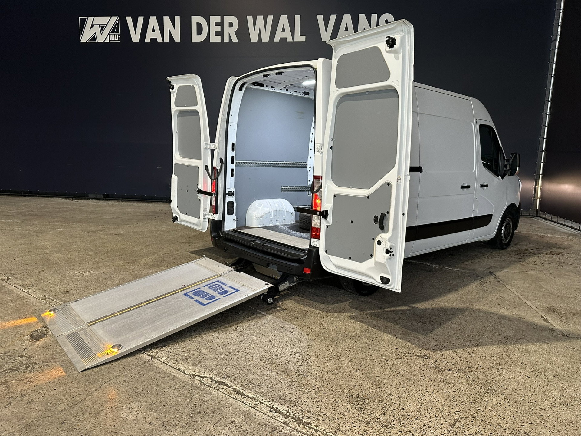Renault Master 2.3 dCi 150pk L2H2 Euro6 Airco | Laadklep | 2x Zijdeur | Camera | Navigatie | LED | Cruisecontrol