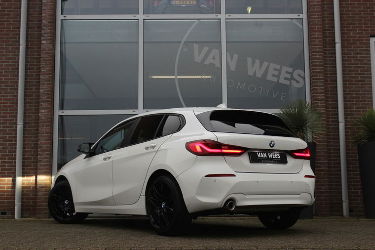 BMW 1-serie 118i F40 Executive Edition | Automaat | 1e eigenaar | NL auto | BTW auto | LED | Carplay | DAB | Sportstuur |