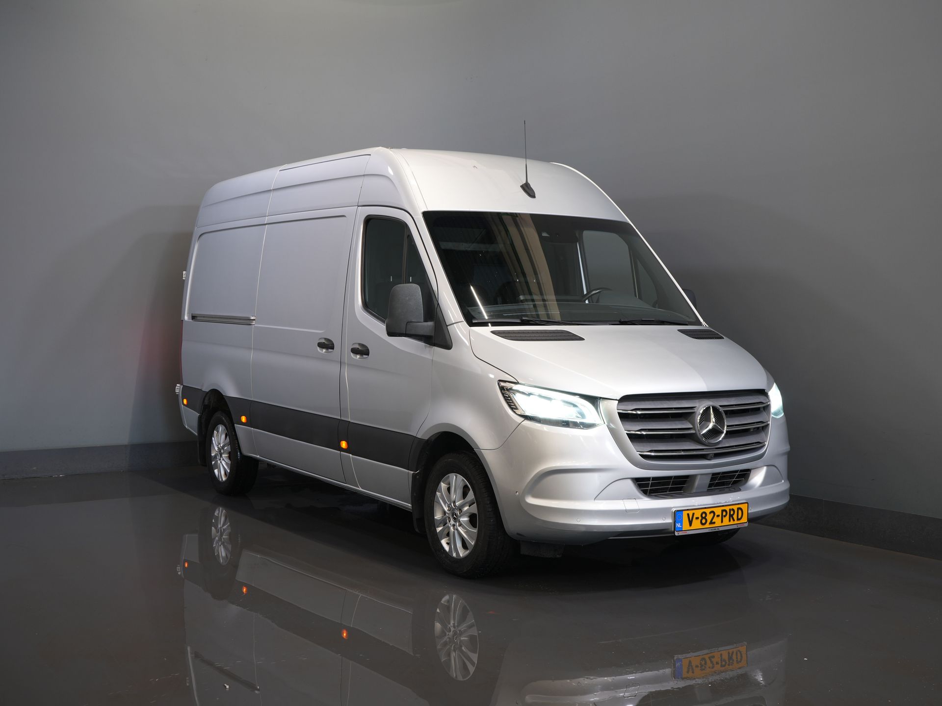 Mercedes-Benz Sprinter 316 2.2 CDI Aut. L2H2 LED/ Standkachel/ 10,25”MBUX/ Gev.Stoel/ Stoelverw./ 360 Camera/ Climate/ 270Gr.Deuren/ Navi/ Cruise/ 17”LMV/ PDC/ Trekhaak