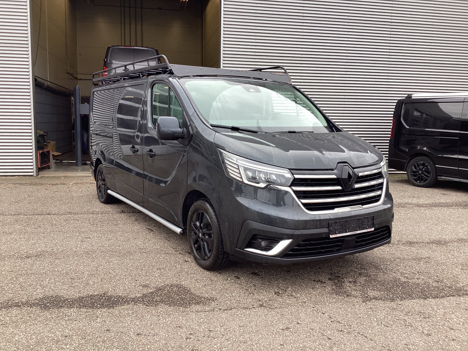 Renault Trafic 2.0 dCi 170 pk Aut. L2 Racing Edition LED/ Adapt.Cruise/ Standkachel/ Stoelverw/ Imperiaal/ Carplay/ Navi/ Climate/ Camera/ Inrichting/ PDC/ LMV/ Sidebars/ Trekhaak