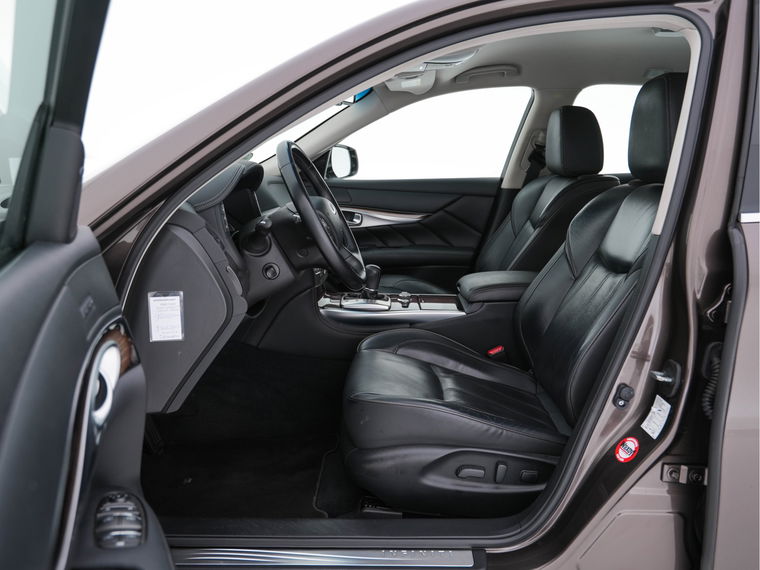 Infiniti Q70