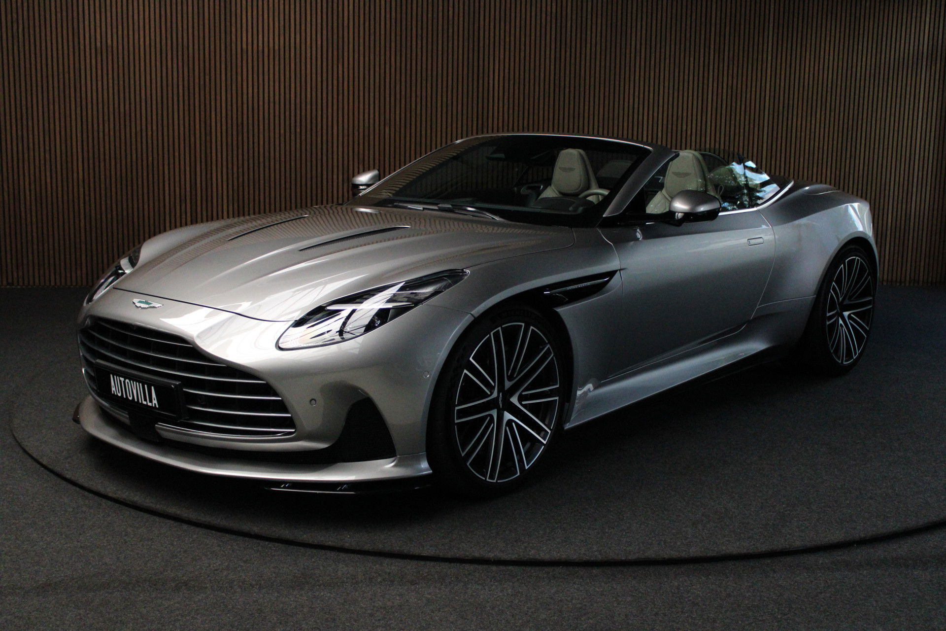 Foto van Aston Martin DB12 Volante