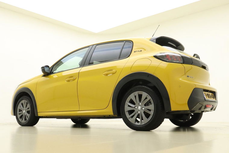 Peugeot e-208