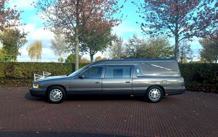 Cadillac Rouwauto || Begrafenisauto || Lijkwagen 4.6 Automaat. In bijzonder nette staat, perfect onderhouden, Northstar V8 motor, lage