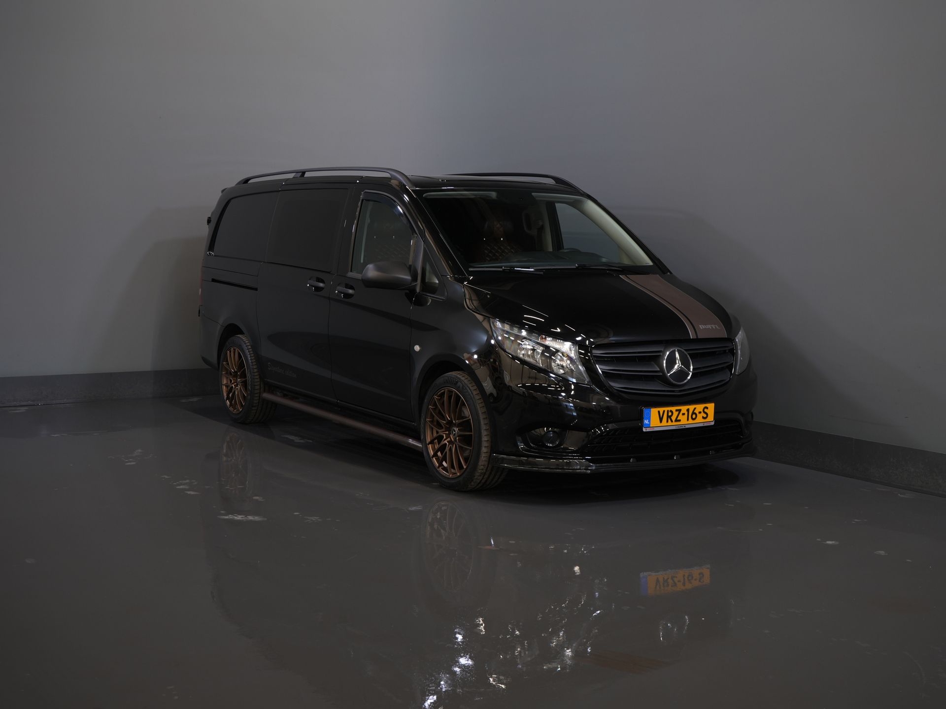 Mercedes-Benz Vito 114 CDI Aut. DC Dubbel Cabine Buffl Leder/ 2x Schuifdeur/ Carplay/ Navi/ Spoiler/ Frontlip/ Sidebars/ 18”LMV/ Cruise/ Airco
