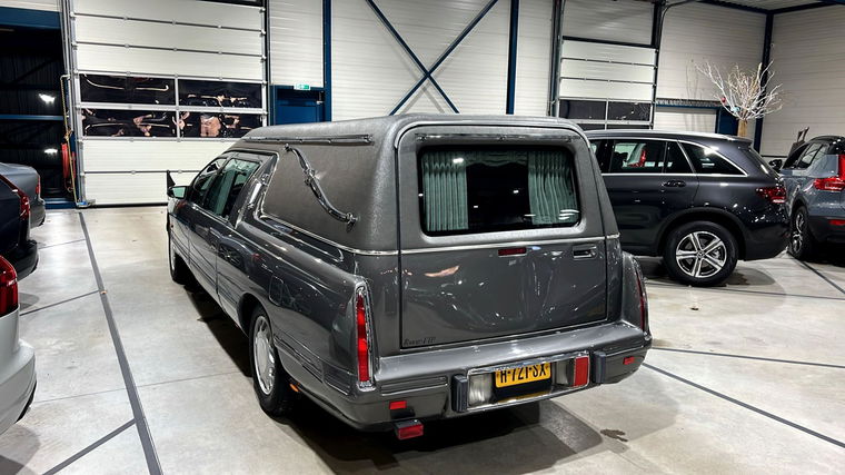 Cadillac Rouwauto || Begrafenisauto || Lijkwagen 4.6 Automaat. In bijzonder nette staat, perfect onderhouden, Northstar V8 motor, lage