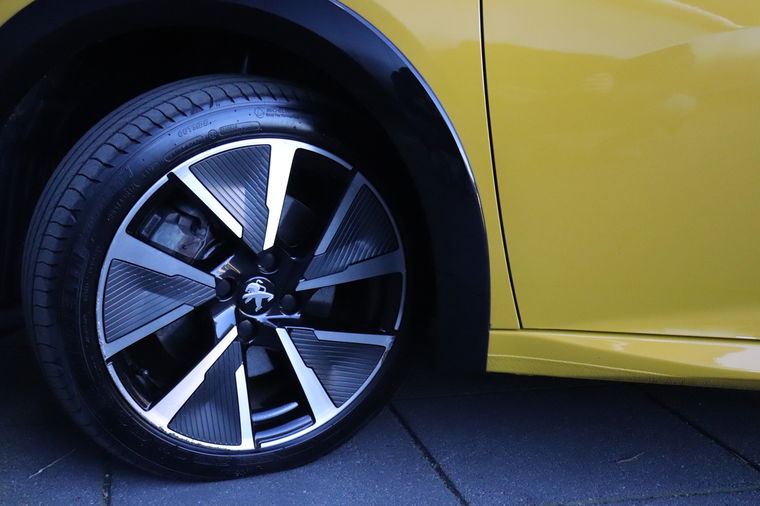 Peugeot e-208