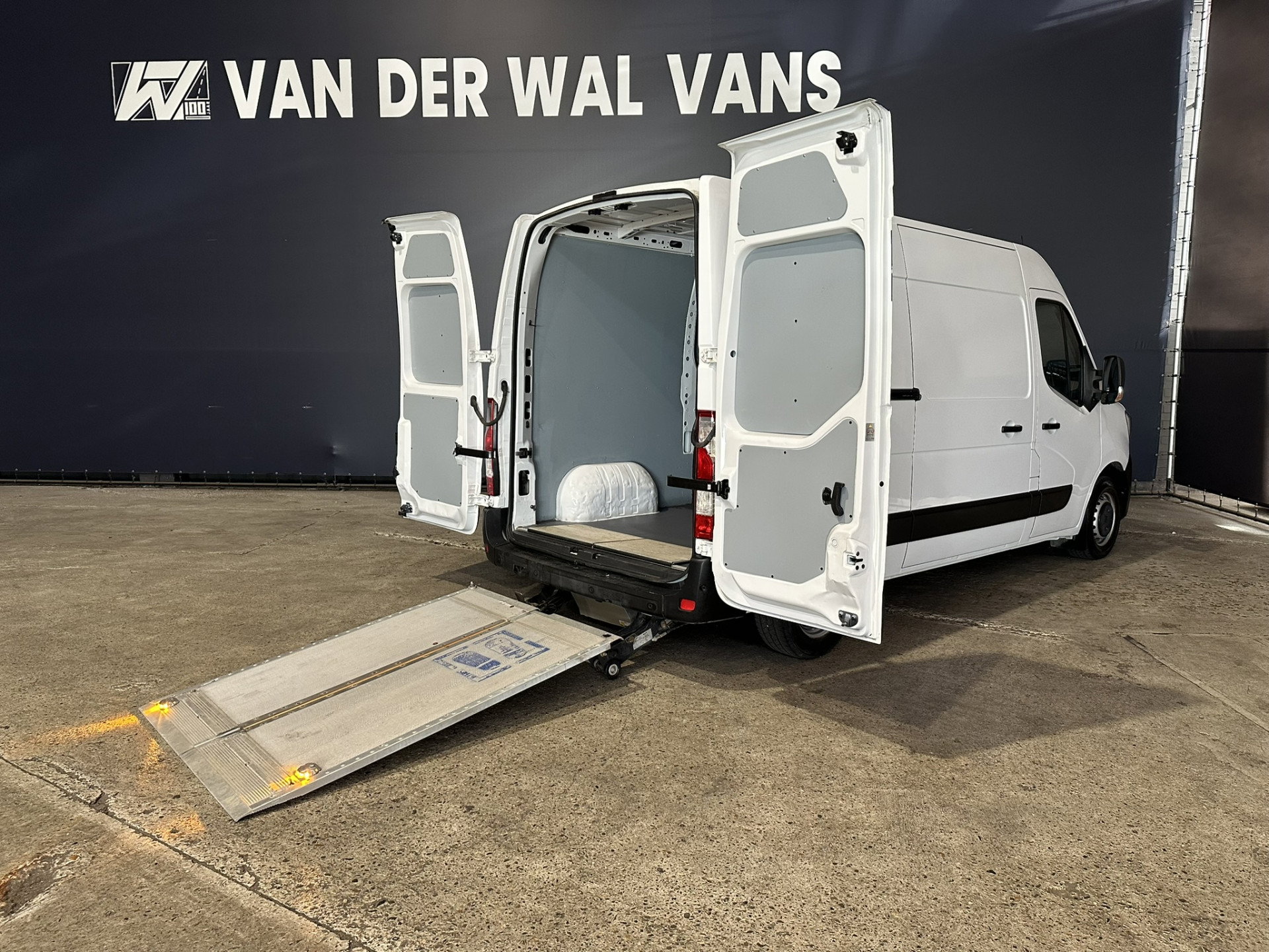 Renault Master 2.3 dCi 150pk L2H2 Euro6 Airco | Laadklep | 2x Zijdeur | Camera | Navigatie | LED | Cruisecontrol