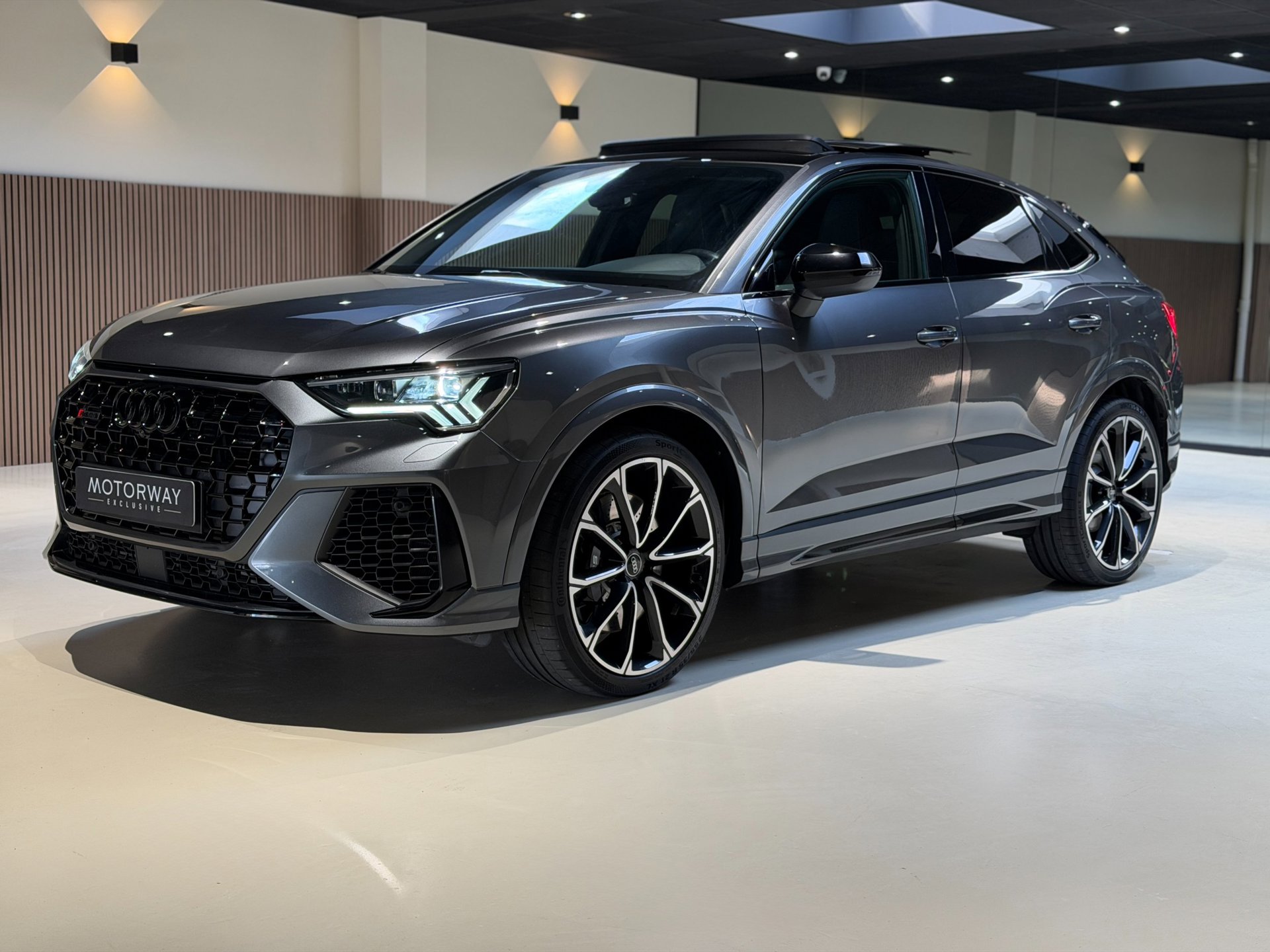 Foto van Audi RSQ3