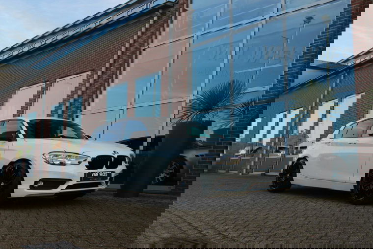 BMW 1-serie 116i F20 Essential Facelift 5-deurs | NL auto | Sportstuur | PDC | Navi | Cruise-control | NAP | Alpinweiss |