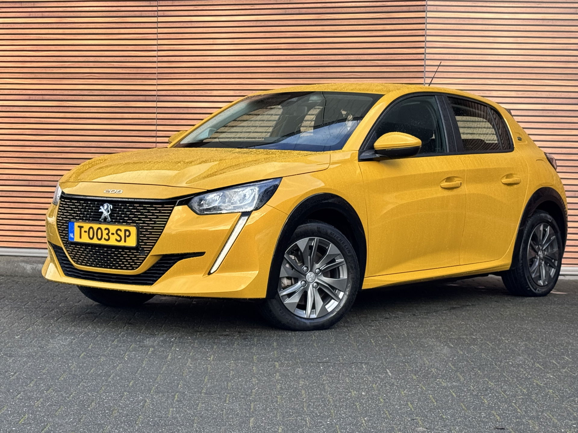 Peugeot e-208