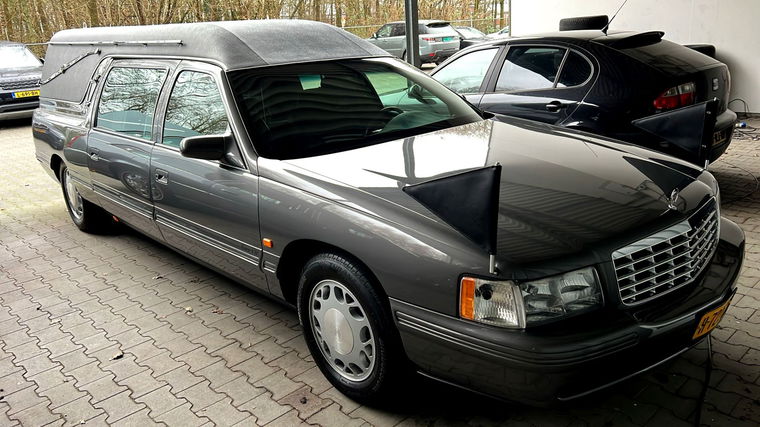 Cadillac Rouwauto || Begrafenisauto || Lijkwagen 4.6 Automaat. In bijzonder nette staat, perfect onderhouden, Northstar V8 motor, lage