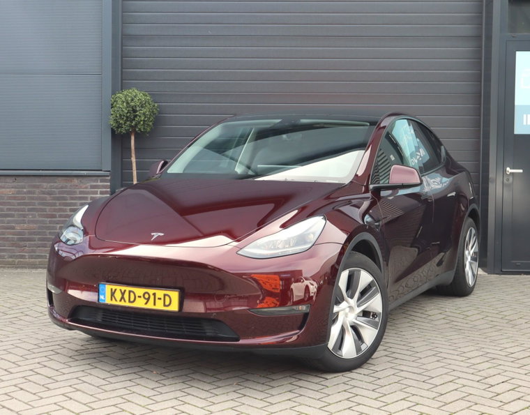 Tesla Model Y foto 1