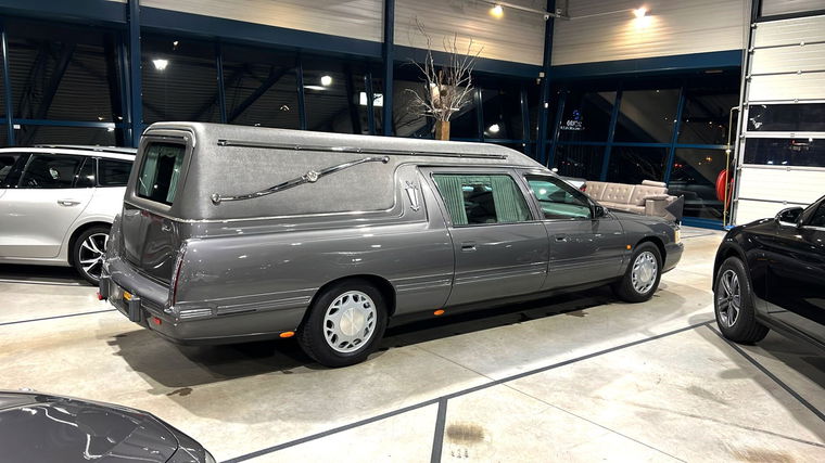 Cadillac Rouwauto || Begrafenisauto || Lijkwagen 4.6 Automaat. In bijzonder nette staat, perfect onderhouden, Northstar V8 motor, lage