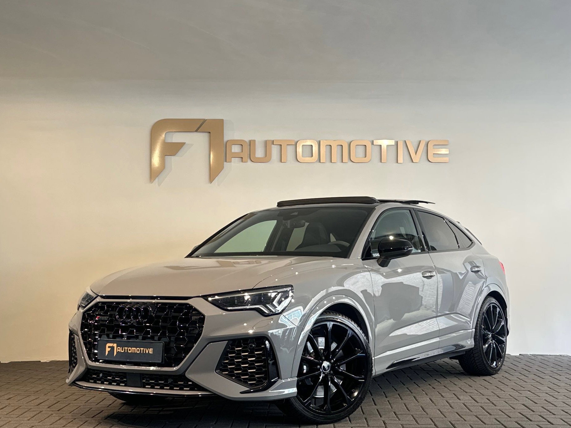 Foto van Audi RSQ3