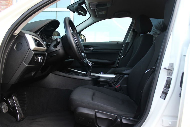 BMW 1-serie 116i F20 Essential Facelift 5-deurs | NL auto | Sportstuur | PDC | Navi | Cruise-control | NAP | Alpinweiss |