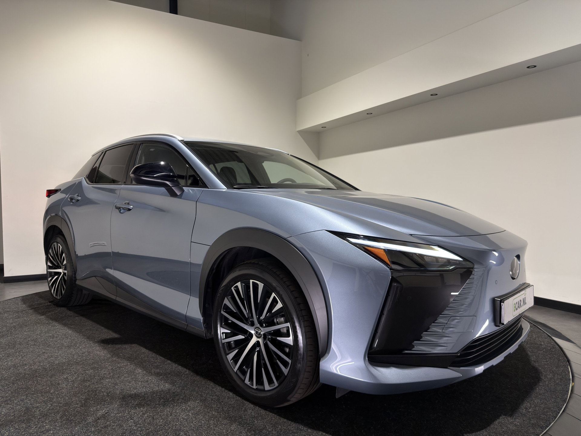 Foto van Lexus RZ