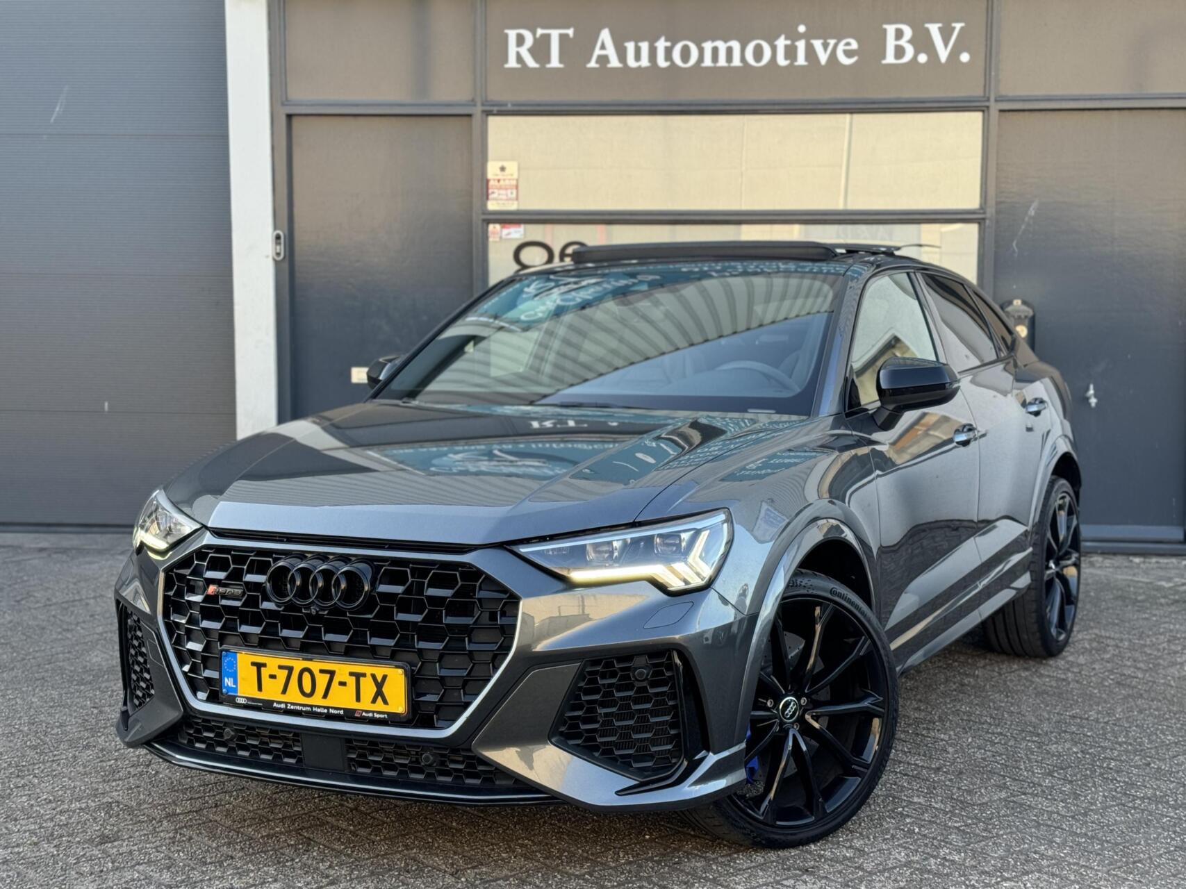 Foto van Audi RSQ3