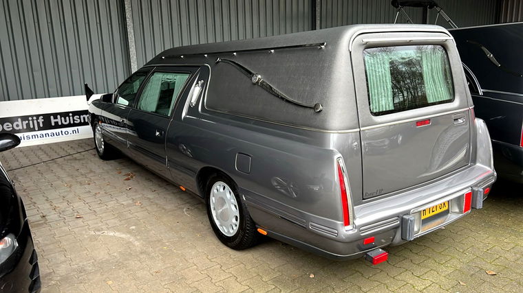 Cadillac Rouwauto || Begrafenisauto || Lijkwagen 4.6 Automaat. In bijzonder nette staat, perfect onderhouden, Northstar V8 motor, lage