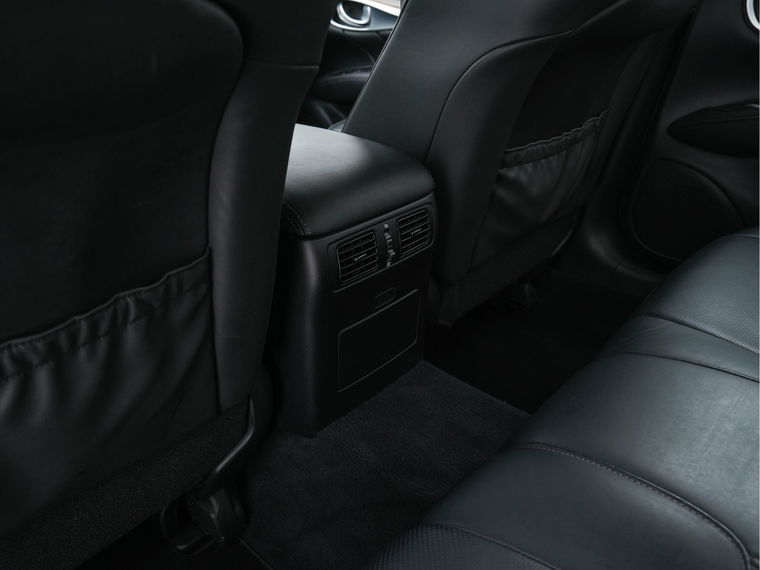 Infiniti Q70