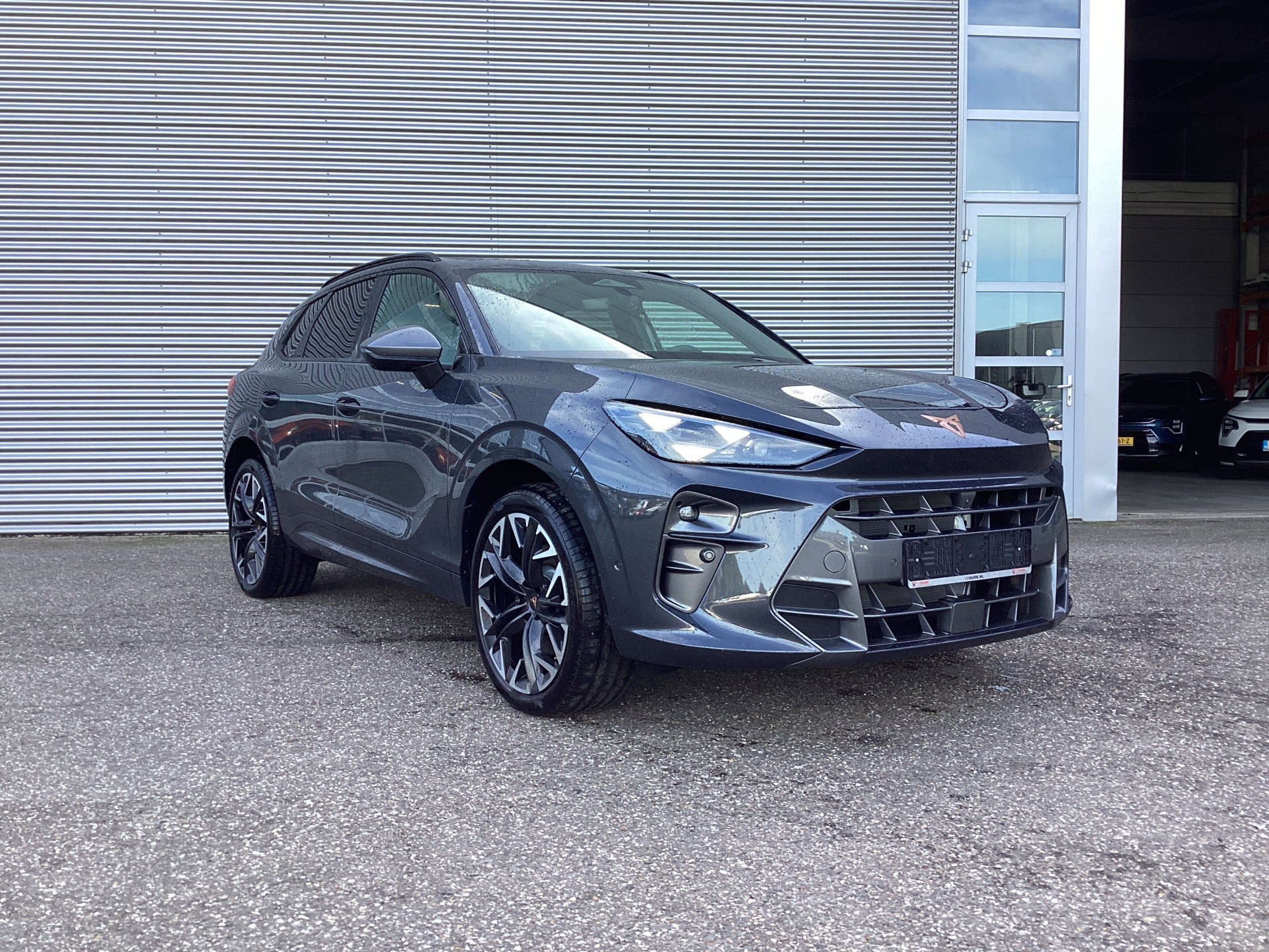 CUPRA Terramar 1.5 TSI e-Hybrid 272 pk VZ Limited Pano/ Elek.Trekhaak/ Sennheiser/ 360 Camera/ Matrix/ Snellader/ Elek.klep/ Head-up/ Memory/ Standkachel/ Stoelverw./ Carplay/ Adapt.Cruise/ PDC/ 20'' LMV