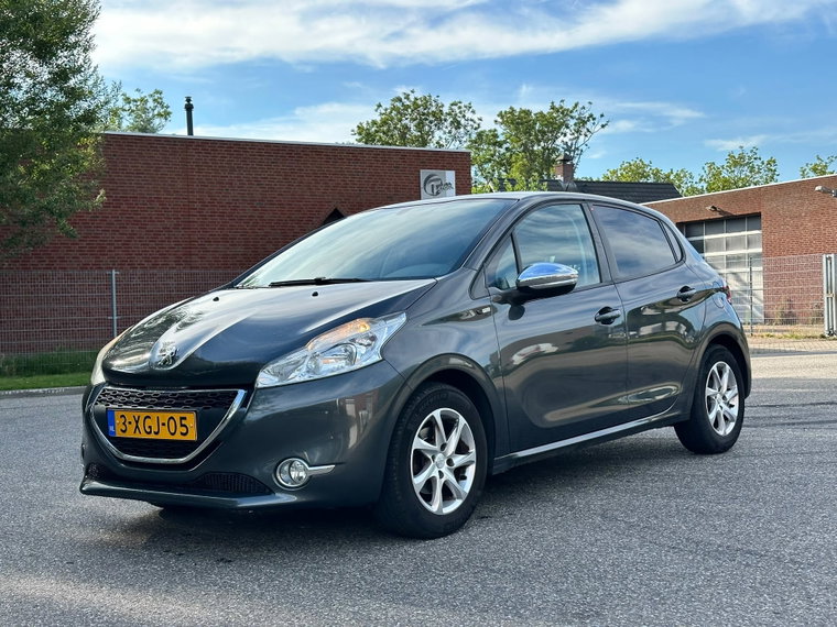 Peugeot 208 foto 1
