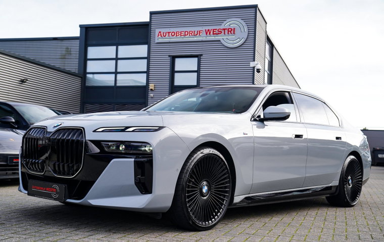 BMW i7