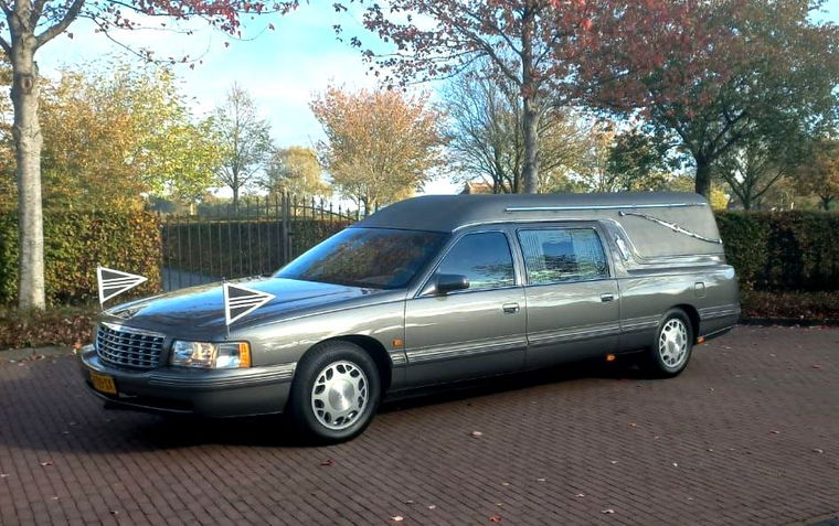 Cadillac Rouwauto || Begrafenisauto || Lijkwagen 4.6 Automaat. In bijzonder nette staat, perfect onderhouden, Northstar V8 motor, lage