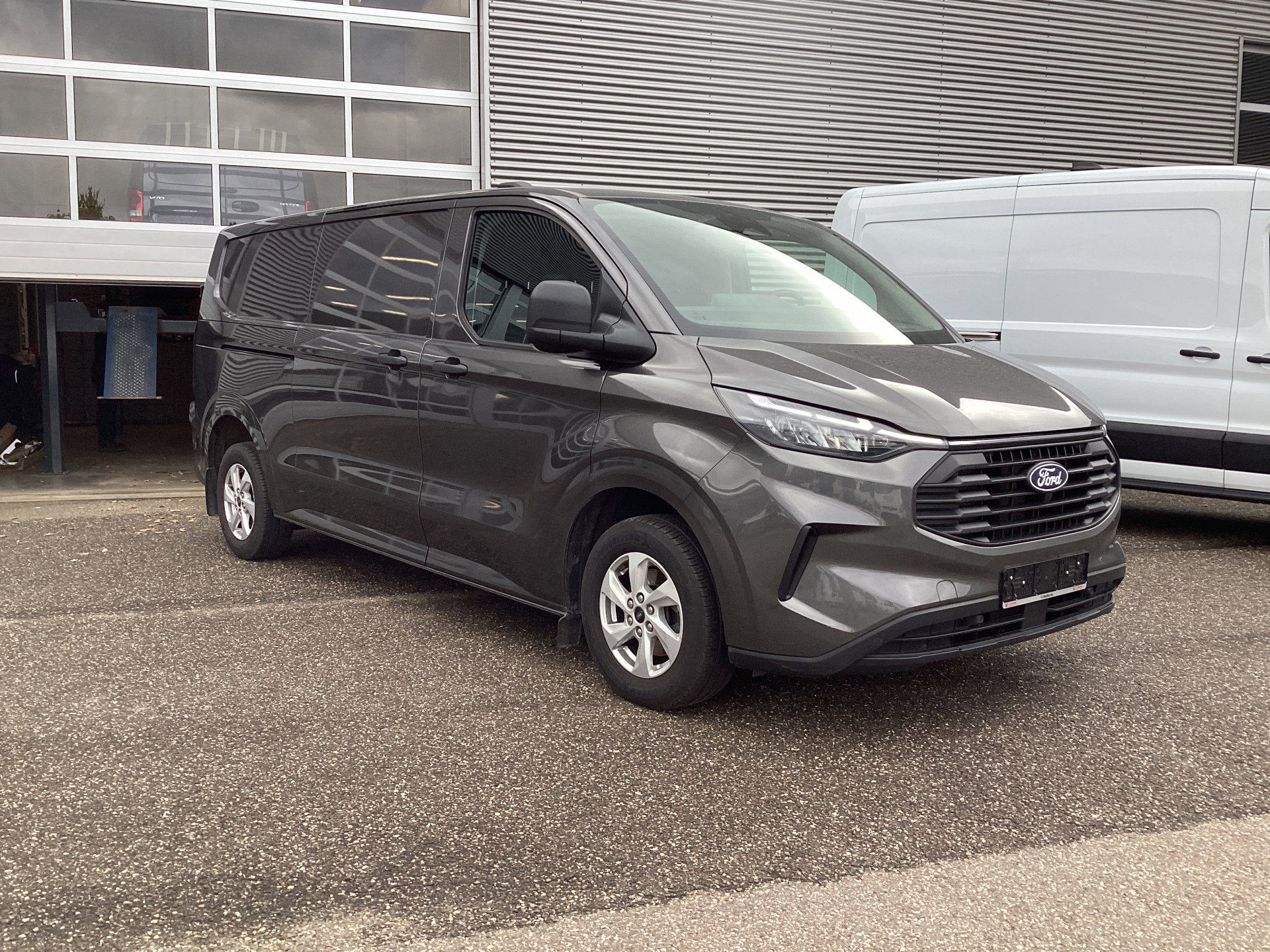 Ford Transit Custom 2.0 TDCI 136 pk L2 Trend LED/ 2.7T trekverm./ Stoelverw./ Stuurverw./ Carplay/ Climate/ Camera/ PDC/ LMV/ Cruise/ Trekhaak